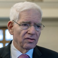 Josef Schuster, Präsident des Zentralrats der Juden in Deutschland, spricht im Inneren der ehemaligen Synagoge Allersheim im Fränkischen Freilandmuseum Bad Windsheim.