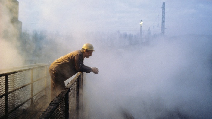 Ein Arbeiter steht in der Zeche in Essen (1985).