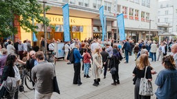 Archivaufnahme: Publikum bei den Internationalen Kurzfilmtagen Oberhausen vor dem Lichtburg Filmpalast.