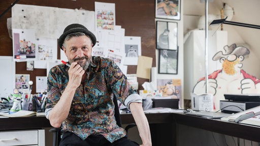 Ralf König, Comicautor und Zeichner, sitzt in seinem Atelier in Köln.