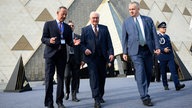 Bundespräsident Frank-Walter Steinmeier kommt zusammen mit Ahmed Ghoneim (l), Generaldirektor des Grand Egyptian Museum, und Jürgen Schulz, Botschafter der Bundesrepublik Deutschland in Ägypten, aus dem Großen Ägyptischen Museum 