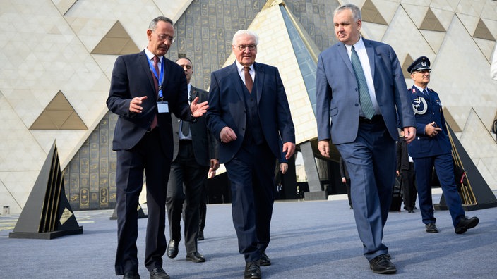 Bundespräsident Frank-Walter Steinmeier kommt zusammen mit Ahmed Ghoneim (l), Generaldirektor des Grand Egyptian Museum, und Jürgen Schulz, Botschafter der Bundesrepublik Deutschland in Ägypten, aus dem Großen Ägyptischen Museum 