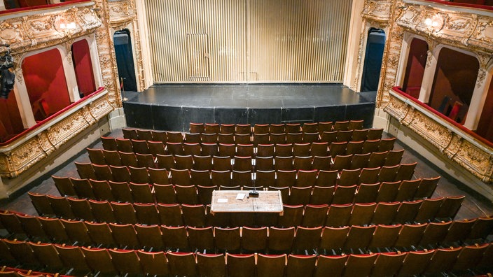 Blick in den leeren Zuschauersaal des Theaters "Berliner Ensemble"