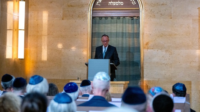 Bundeskanzler Friedrich Merz (CDU), nimmt an einem Festakt zur Wiederherstellung der Synagoge Reichenbachstraße teil. 