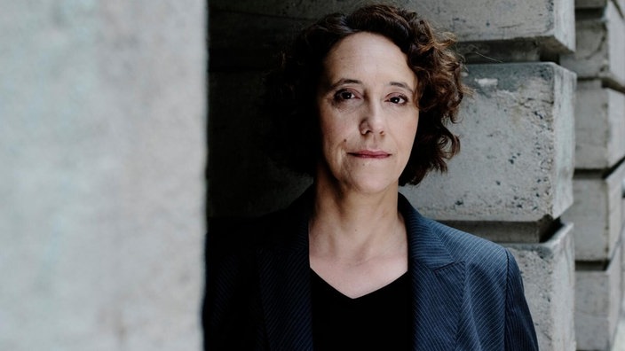 Lucy Fricke vor einer Hauswand am 16.10.2024