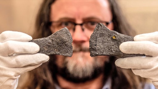 Der Archäologe Manuel Zeiler zeigt am 05.03.2026 zwei eisenzetliche Beile von den Bruchhauser-Steinen. 2025 fanden auf dem Feldstein der Wallburg Bruchhauser Steine archäologische Maßnahmen des Landschaftsverbandes Westfalen-Lippe statt.
