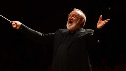 Martyn Brabbins, Chefdirigent des Symphony Orchestra of India, bei einem Auftritt am 7. Februar 2026 im NCPA in Mumbai, Indien.