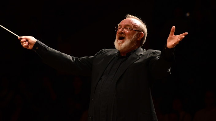 Martyn Brabbins, Chefdirigent des Symphony Orchestra of India, bei einem Auftritt am 7. Februar 2026 im NCPA in Mumbai, Indien.