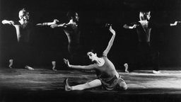 Schwarz-Weiß-Aufnahme von 1971: Pina Bausch mit weiteren Tänzern in einer Aufführung des Folkwang Balletts aus Essen in der Berliner Akademie der Künste.