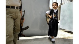 Fotografie der Fotojournalistin Anja Niedringhaus: Ein irakisches Mädchen verlässt die Grundschule im Zentrum von Bagdad, 12. Okt. 2004.