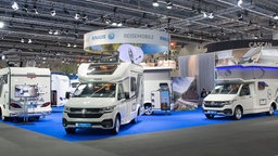 Wohnmobile stehen auf der Messe "Caravan Salon" in Düsseldorf im Jahr 2024.