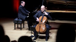 Die Musiker Jacques Ammon (li.) und Eckart Runge (re.) bei einem Konzert.