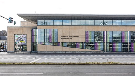 Das Haus der Geschichte der Bundesrepublik Deutschland in Bonn präsentiert sich nach der Wiedereröffnung im Dezember 2025 mit der Dauerausstellung "Du bist Teil der Geschichte - Deutschland seit 1945". 