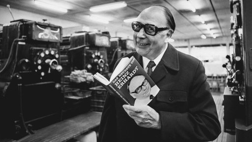 Der deutsche Komiker Heinz Erhardt stellt 1976 in einer Hamburger Druckerei sein neues Buch "Das Neueste von Heinz Erhardt" vor.