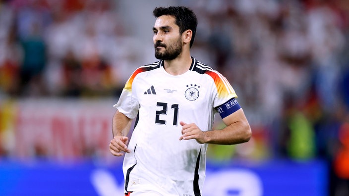 Ilkay Gündoğan trägt bei einem Länderspiel die Kapitänsbinde.