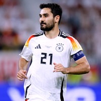 Ilkay Gündoğan trägt bei einem Länderspiel die Kapitänsbinde.