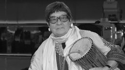 Schwarz-Weiß-Foto der Musikerin und Musikwissenschaftlerin Ilse Storb.