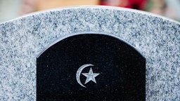 Symbolbild: Ein Grabstein mit Hilal und Stern, hier auf dem muslimischen Teil des Städtischen Friedhofs in Wuppertal.