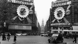 Galeries Lafayettes / Paris / 1930s Paris (France), Galeries Lafayette. (built 1904-1912; Exterior view from Boulevard Haussmann with advertising on the facade. - Photo, erroneously dated "1971", probably the mid-1930s.