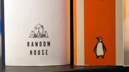 Bücher mit den Logos "Random House" und "Penguin" stehen nebeneinander.