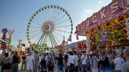 Besucher genießen am Freitag, den 17.07.2026, die Rheinkirmes 2026 in Düsseldorf.