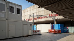 Eine Baustelle versperrt teilweise die Sicht auf die Außenfassade des Römisch-Germanischen Museums in Köln.