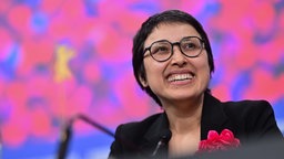 12.02.2026, Berlin: Shahrbanoo Sadat, Regisseurin und Hauptdarstellerin von No Good Men, spricht während der Pressekonferenz des Films No Good Men (Berlinale Special Gala).