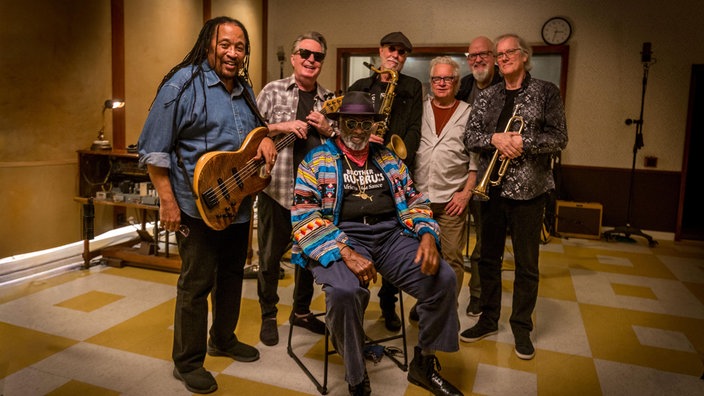 Der Blues-Musiker Taj Mahal mit der Band "The Phantom Blues Band".