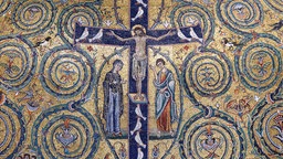 Mosaik von Christus am Kreuz in der Basilika San Clemente Rom