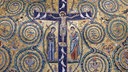 Mosaik von Christus am Kreuz in der Basilika San Clemente Rom