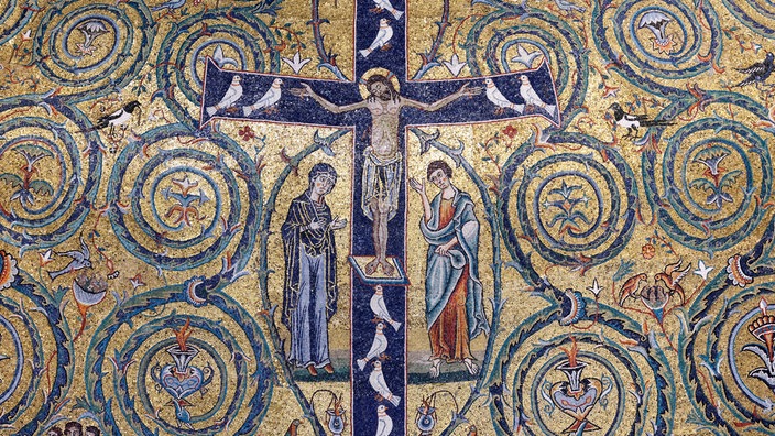 Mosaik von Christus am Kreuz in der Basilika San Clemente Rom