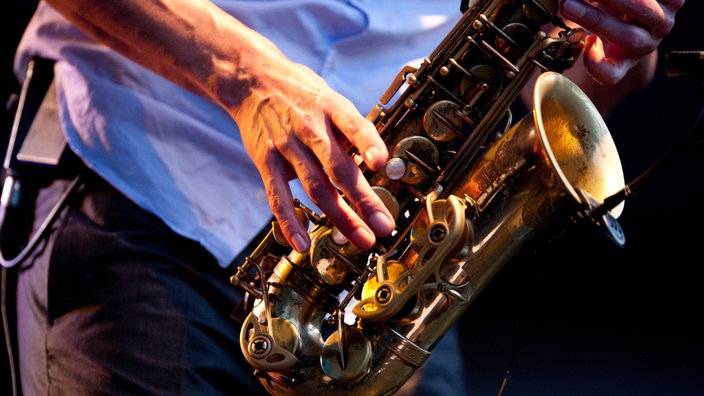 Symbolfoto: Eine Hand am Saxofon.