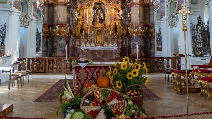 Altarraum mit Erntedank-Schmuck (Wallfahrtskirche zum gegeißelten Heiland)