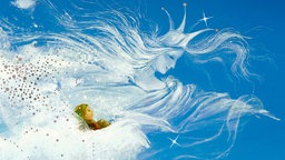 Zeichnung: Die Schneekönigin mit Kay im Arm.