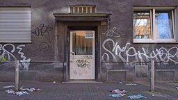 Eingangstür und Fenster eines Wohnhauses in der Nordstadt Dortmund, mit Graffiti besprüht