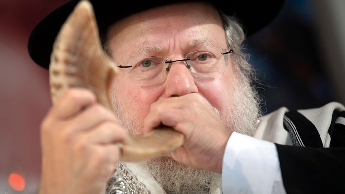 Rabbiner bläst ins Widderhorn