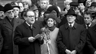 DDR-Staatschef Honecker mit SED-Funktionären und jüdischen Gemeindemitgliedern bei der symbolischen Grundsteinlegung der Synagoge in der Oranienburger Straße 1988 