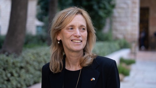 Bildungsministerin Karin Prien (CDU) vor einem Hotel in Jerusalem. 
