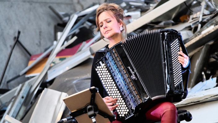 Die Akkordeonistin Viviane Chassot spielt auf ihrem Akkordeon