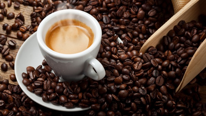 Tasse mit Espresso und Kaffeebohnen