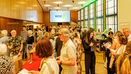 Aufnahme von der Gala des Klassik Forums im Kölner Funkhaus: Besucher und Besucherinnen im Foyer.