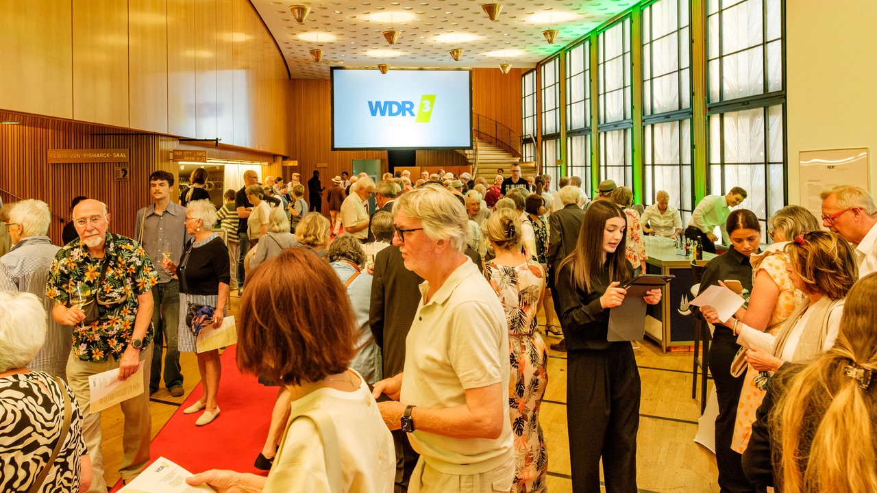 Aufnahme von der Gala des Klassik Forums im Kölner Funkhaus: Besucher und Besucherinnen im Foyer.