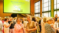 Aufnahme von der Gala des Klassik Forums im Kölner Funkhaus: Großer Andrang und gespannte Erwartung im Foyer des WDR Funkhauses in Köln.