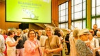 Aufnahme von der Gala des Klassik Forums im Kölner Funkhaus: Großer Andrang und gespannte Erwartung im Foyer des WDR Funkhauses in Köln.