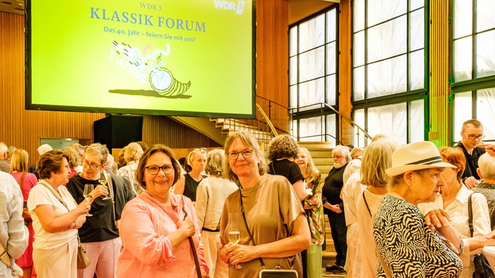 Aufnahme von der Gala des Klassik Forums im Kölner Funkhaus: Großer Andrang und gespannte Erwartung im Foyer des WDR Funkhauses in Köln.