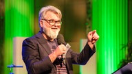 Aufnahme von der Gala des Klassik Forums im Kölner Funkhaus: WDR 3 Klassik Forum-Moderator Jörg Lengersdorf mit einem Mirkofon.
