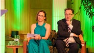 Aufnahme von der Gala des Klassik Forums im Kölner Funkhaus: Carolin Pirich und Christian Möller sitzen nebeneinander.