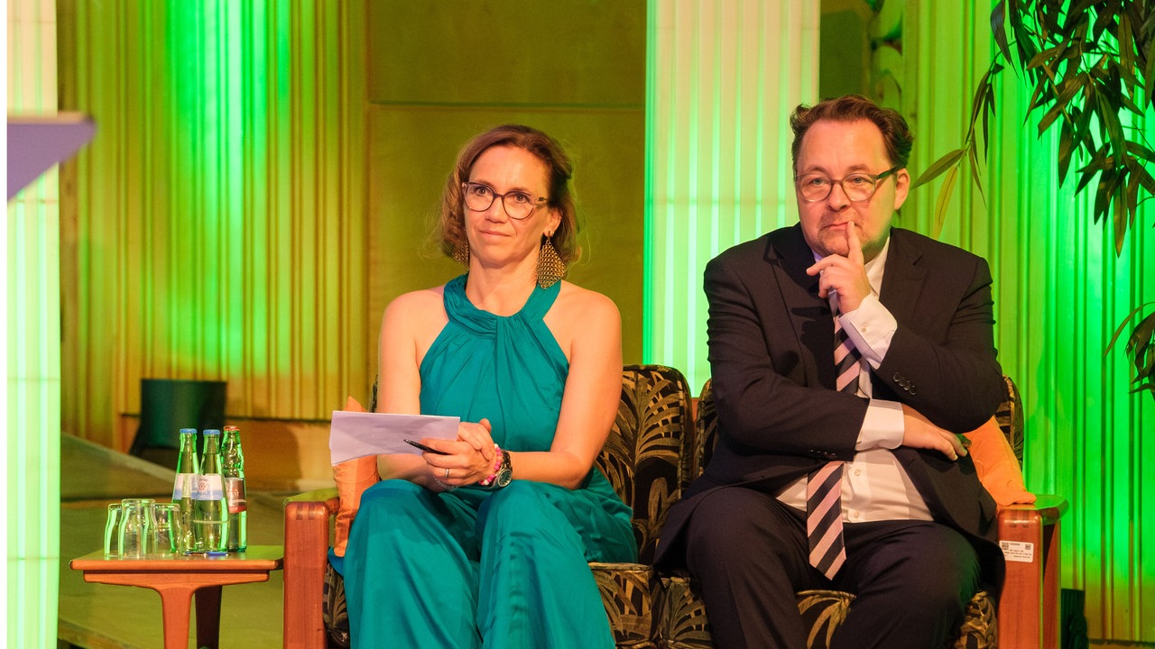 Aufnahme von der Gala des Klassik Forums im Kölner Funkhaus: Carolin Pirich und Christian Möller sitzen nebeneinander.