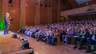 Aufnahme von der Gala des Klassik Forums im Kölner Funkhaus: Das Publikum im Klaus-von-Bismarck-Saal.