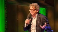Aufnahme von der Gala des Klassik Forums im Kölner Funkhaus: WDR 3 Wellenchef Matthias Kremin spricht in ein Mikrofon.
